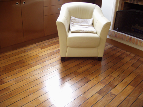 une-chambre-avec-un-plancher-de-bois-clair-parquet-est-un-placher-moderne-et-confortable